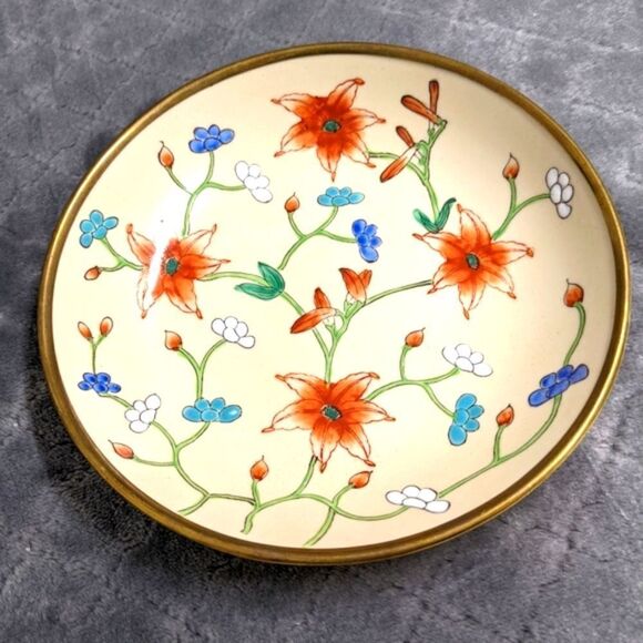Vintage 79/80 Hand Painted Porcelain Dish with Brass Bottom Made in Hong Kong - Picture 3 of 15